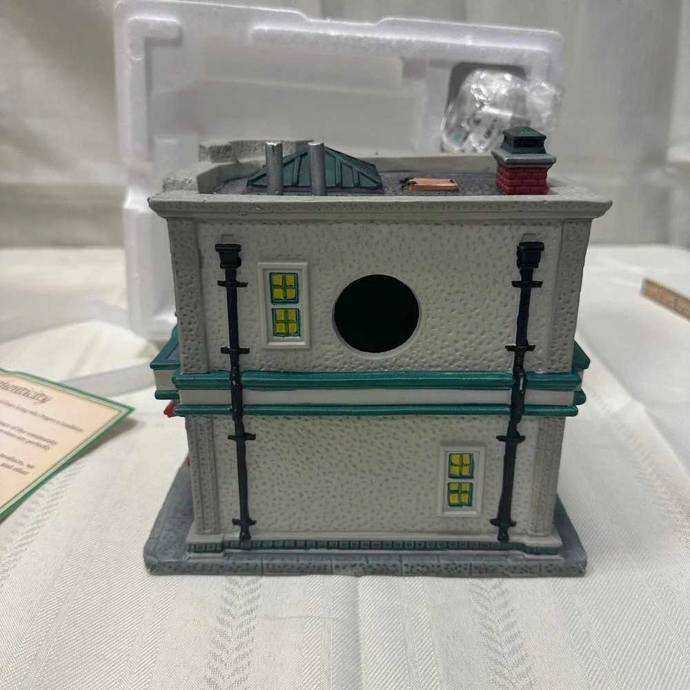Lemax Longs Corner Store Lighted Building, 2006 Retired Village Collection 65453
